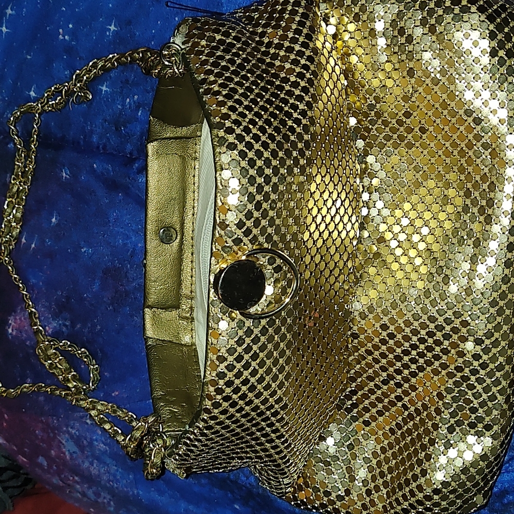 Gold chain link purse w/magnetic clasp closure